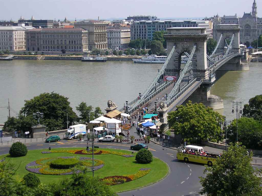 clark_adam_ter_budapest