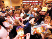 Kincset rejthet a gyerekkori doboz? Így lettek a Pokémon-kártyákból luxusbefektetések