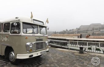 Legendás Ikarusok járják Budapest utcáit: újraindult a Mozgó Múzeum