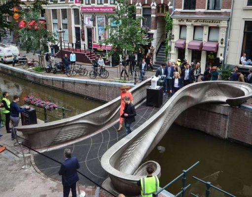 Megnyitották a világ első háromdimenziós nyomtatással készült acélhídját Amszterdamban