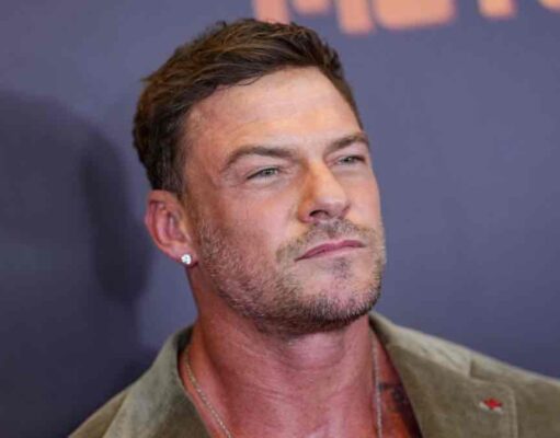 Húsz év után véget ért Alan Ritchson házassága – három közös gyermekük van