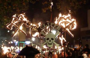 Máglyák éjszakája Angliában – mindenfelé lángok, fény, füst és tűzijáték