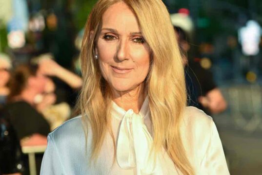Céline Dion valóságos divatbemutatót tart Párizsban – egymást érik a sikkes szettek