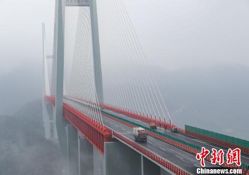 Átadták a világ legmagasabb függőhídját Délnyugat-Kínában