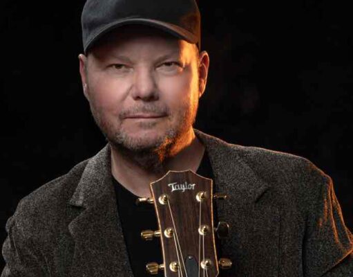 Pályafutása során először áll színpadra Budapesten Christopher Cross
