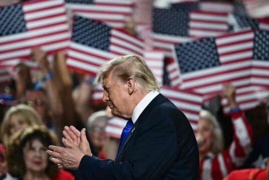 Trump 5000 dollárt ígér minden felnőtt amerikainak – egy feltételnek azonban teljesülnie kell