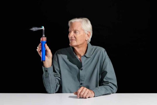 Dyson CameraJet: kamerával és célzott vízsugárral érkezett az intelligens fogkefe