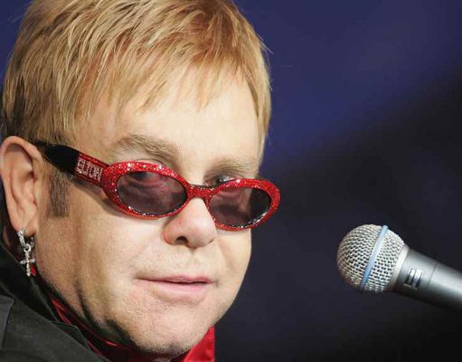 A brit becsületrend tagjává avatták Elton Johnt