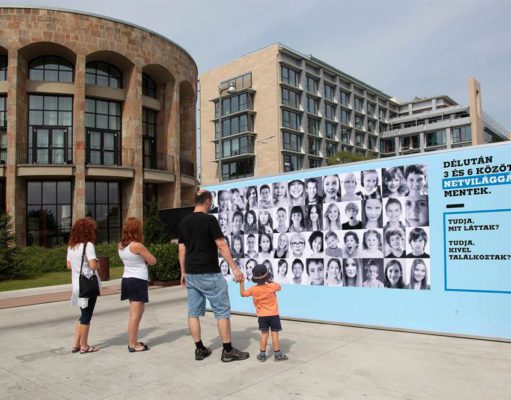 Eltűnt gyerekek fényképeivel borított óriási falfelület bukkant fel Budapesten