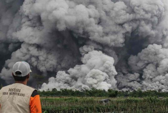 Kitört a Semeru vulkán, 5,6 kilométeres hamufelhő borította be Jávát