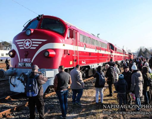 Nyolc Nohab M61 mozdony vontatta a MÁV Nosztalgia szerelvényét