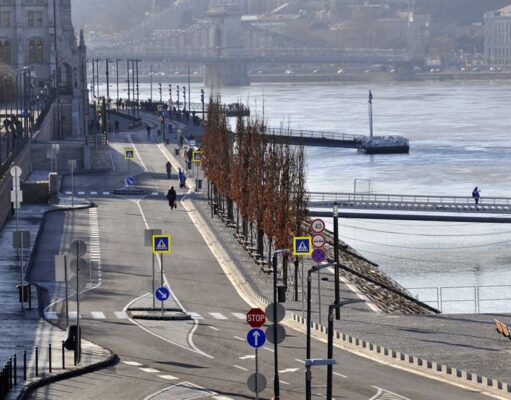 Ezen a hétvégén még megnyílik a gyalogosok számára a pesti alsó rakpart
