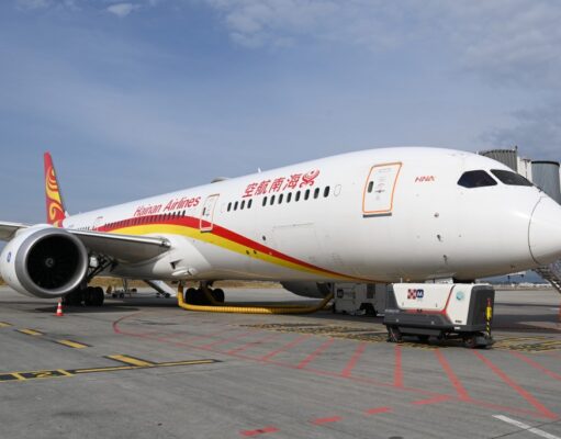 Megérkezett az első menetrendszerinti légijárat Budapestre a kínai Sencsen városából