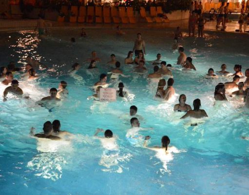 Filmvetítések, zenés-táncos programok és szaunaszeánszok az idei Strandok éjszakáján