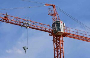 Hogyan szállítanak, építenek fel és szednek szét egy toronydarut?