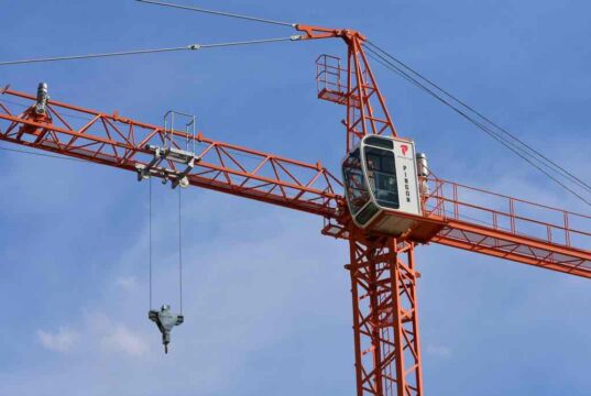 Hogyan szállítanak, építenek fel és szednek szét egy toronydarut?