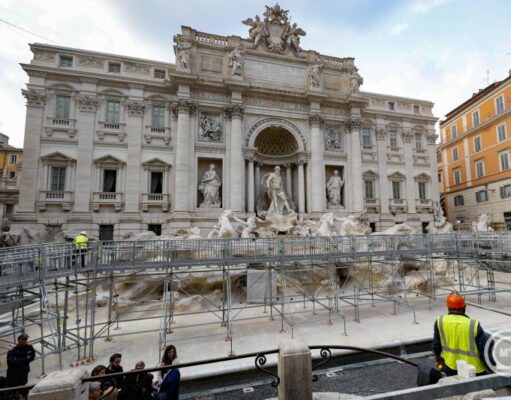Megkezdődött a Trevi-kút helyreállítása: szigorú szabályok, átjáró és bírság a hagyományt megszegőknek