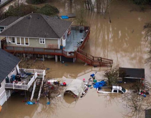 Rekordárvíz Washington államban: városok víz alatt, tízezrek menekülnek
